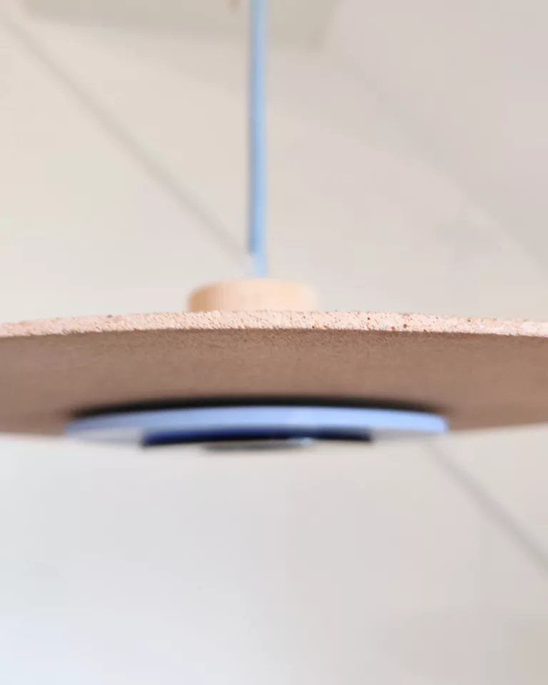 detail terracotta du plateau de la lampe et matière