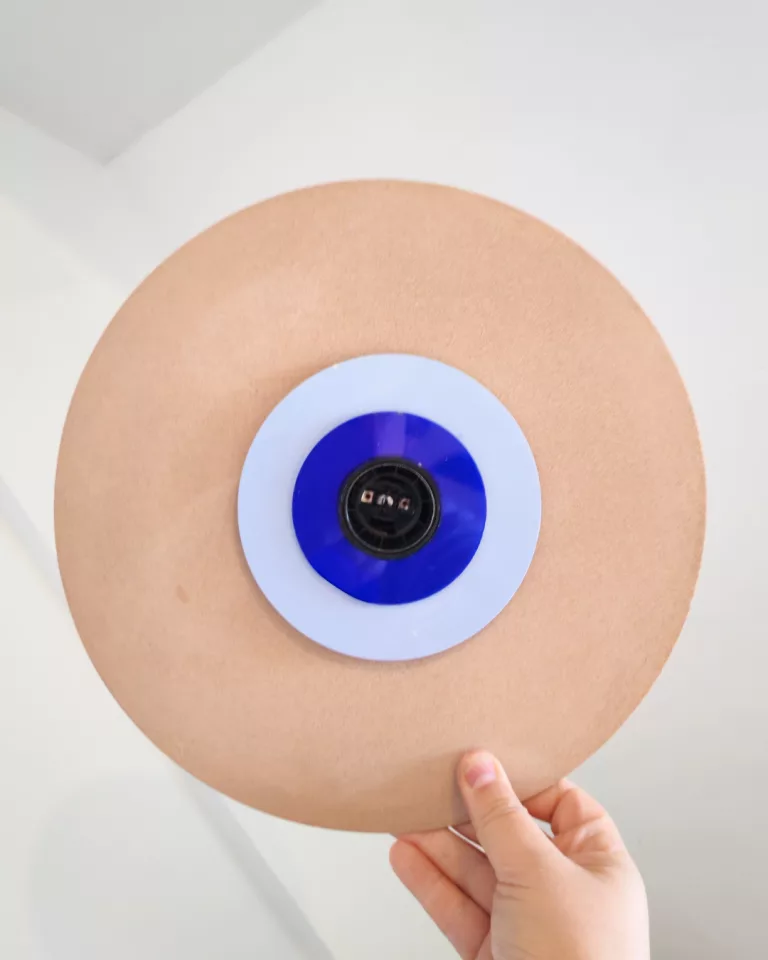 vue en dessous de la lampe avec une superposition de disque terre bleu ciel et bleu foncé