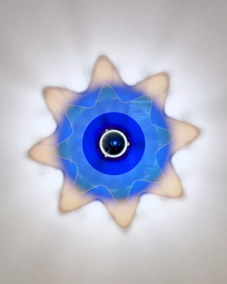 PO.YA 02 luminaire plexiglass bleu jaune fluorescent Atelier Popi