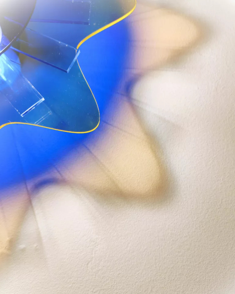 PO.YA 02 luminaire plexiglass bleu jaune fluorescent Atelier Popi