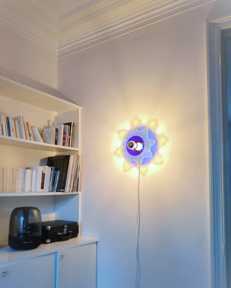 PO.YA 02 luminaire plexiglass bleu jaune fluorescent Atelier Popi