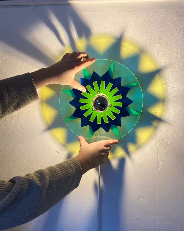 PO.YA 01 luminaire plexiglass vert jaune Atelier Popi