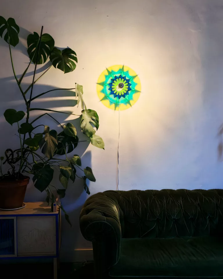 PO.YA 01 luminaire plexiglass vert jaune Atelier Popi