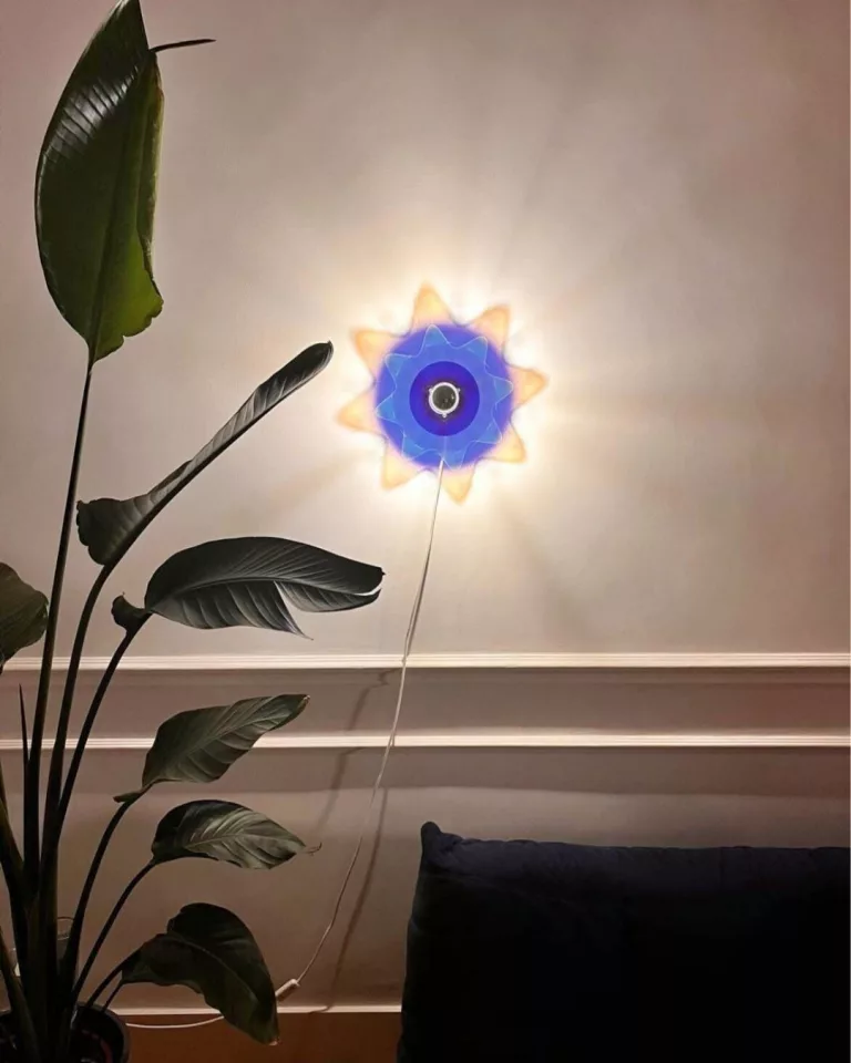PO.YA 02 luminaire plexiglass bleu jaune fluorescent Atelier Popi