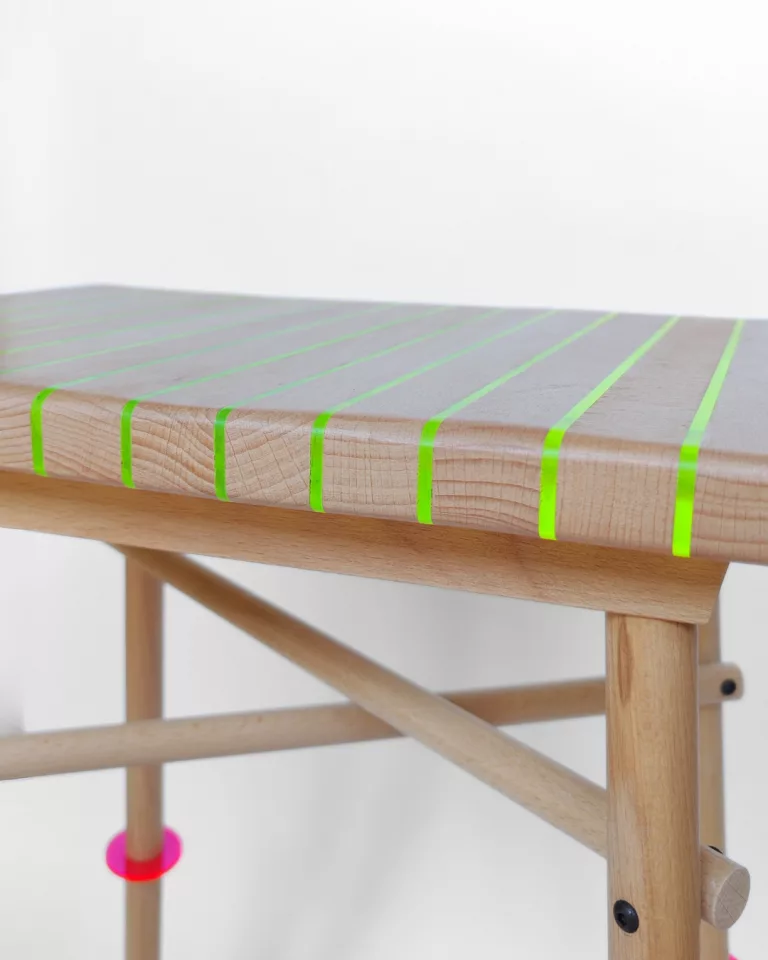 Détail de l'assise en mille-feuille hêtre et plexiglass fluorescent du tabouret VIF, Atelier Popi