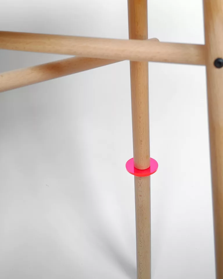 Détail hêtre et plexiglass fluorescent du tabouret VIF, Atelier Popi