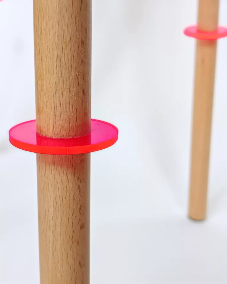Détail hêtre et plexiglass fluorescent rouge du tabouret VIF, Atelier Popi