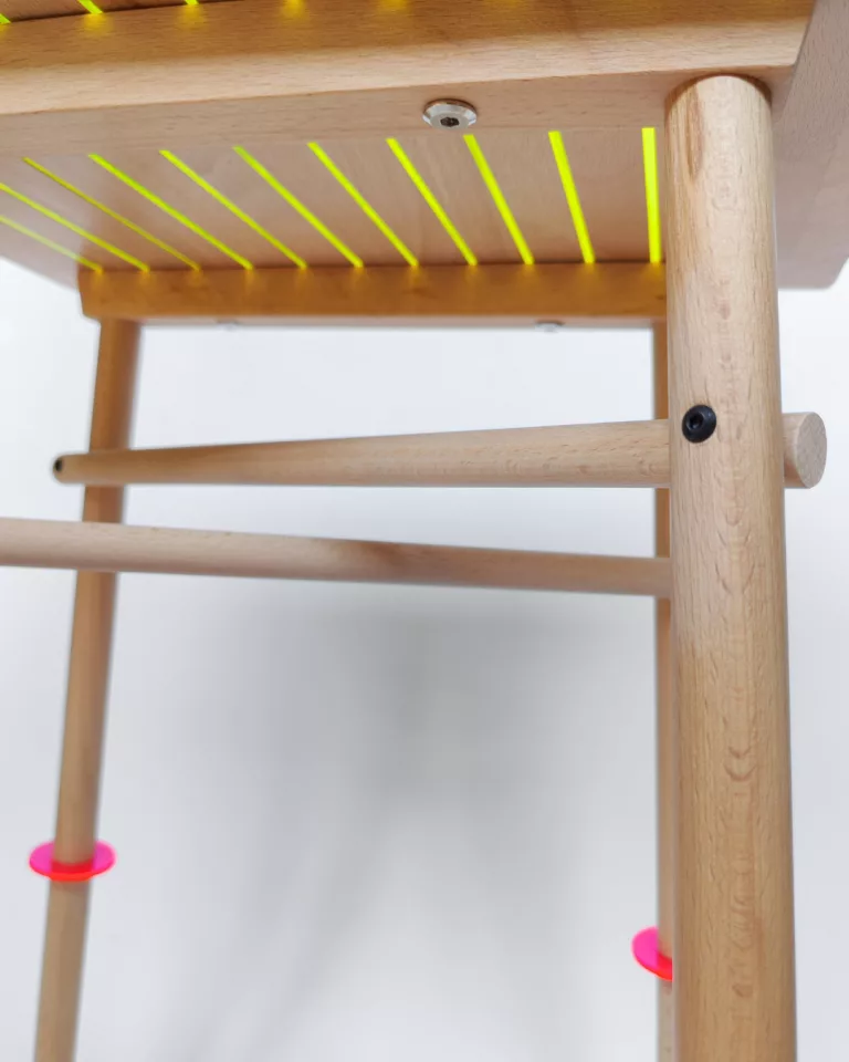Assise du tabouret VIF en hêtre et plexiglass fluorescent vert, Atelier Popi Bruxelles