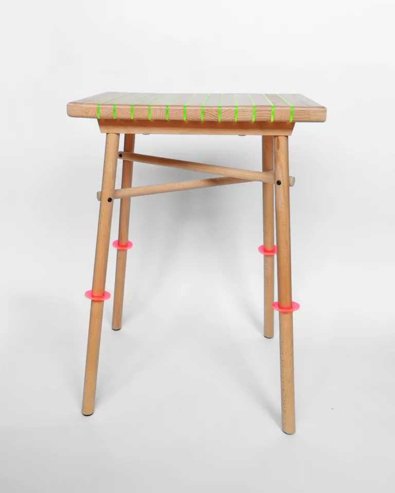 ssise du tabouret VIF en hêtre et plexiglass fluorescent vert, Atelier Popi Bruxelles