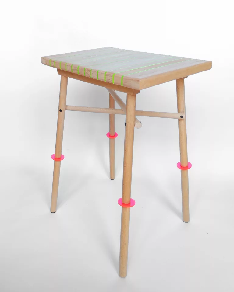 Tabouret VIF en hêtre massif et plexiglass fluorescent, pièce unique réalisée à la main à Bruxelles par Atelier Popi